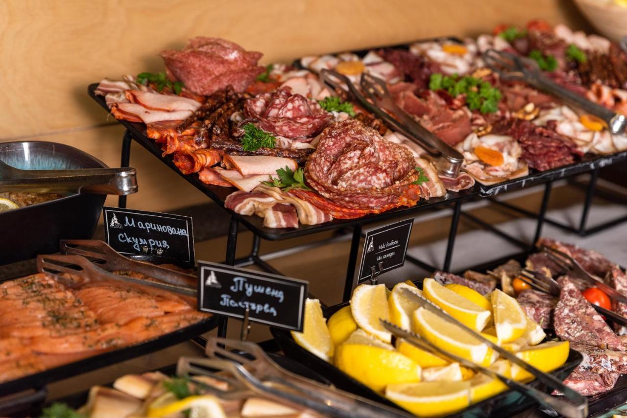 Hotel Arte Spa & Park Velingrad Buitenkant foto A selection of charcuterie