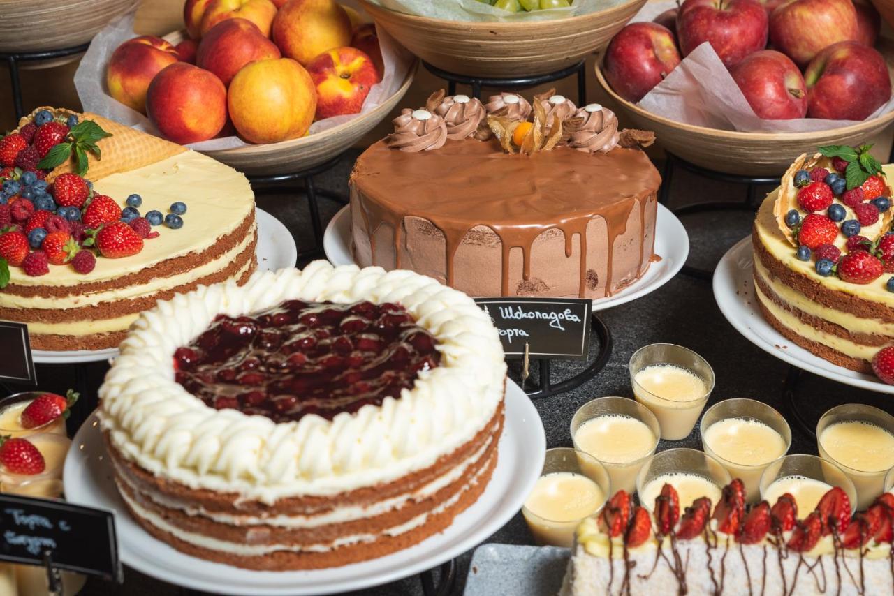 Hotel Arte Spa & Park Velingrad Buitenkant foto A selection of cakes
