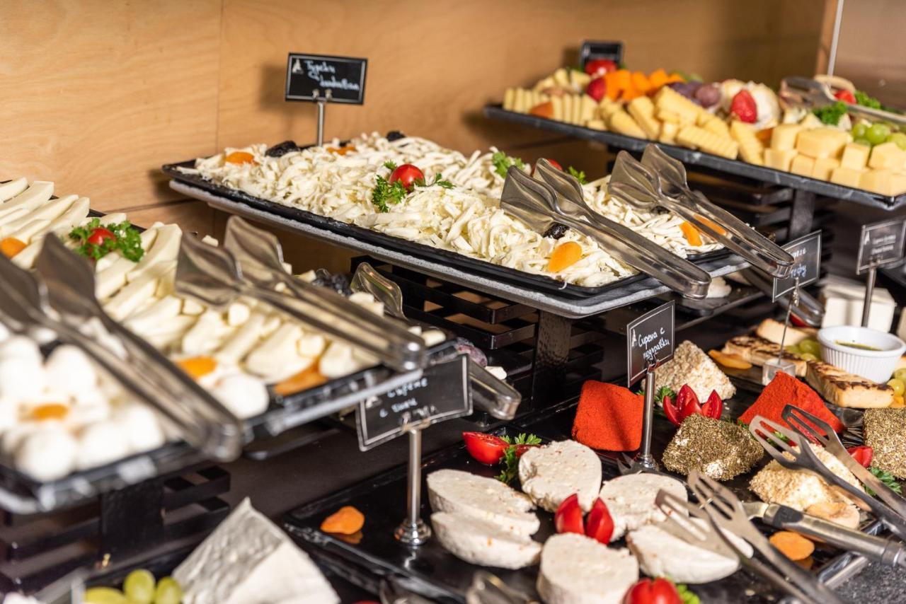Hotel Arte Spa & Park Velingrad Buitenkant foto A buffet at a hotel