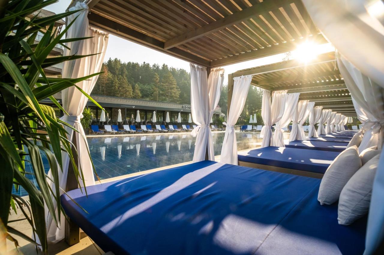 Hotel Arte Spa & Park Velingrad Buitenkant foto Cabana at the pool
