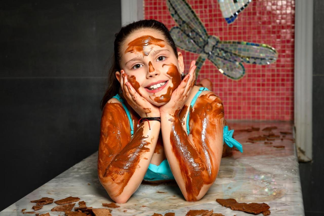 Hotel Arte Spa & Park Velingrad Buitenkant foto A woman covered in chocolate