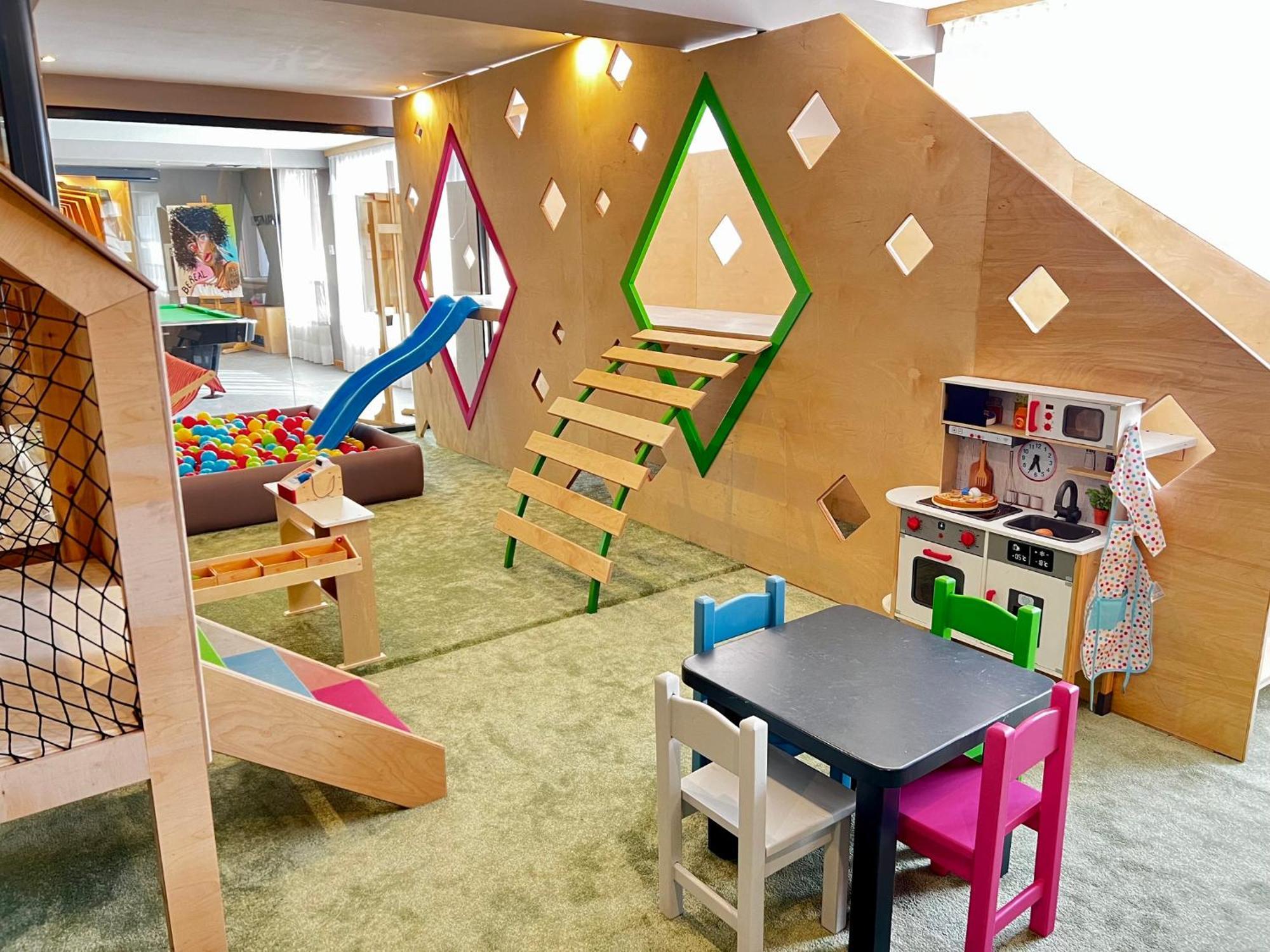 Hotel Arte Spa & Park Velingrad Buitenkant foto The interior of the children's area