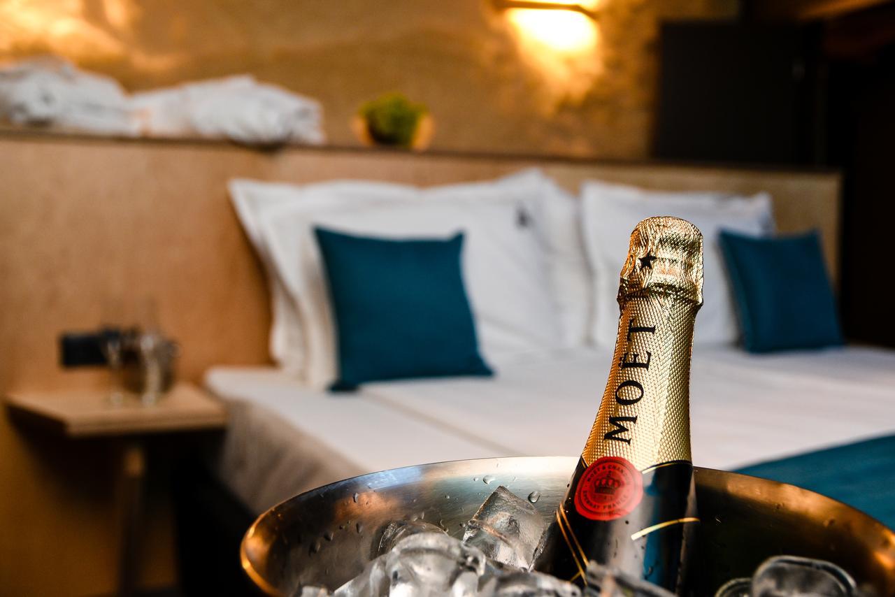 Hotel Arte Spa & Park Velingrad Buitenkant foto A bottle of Moët & Chandon champagne
